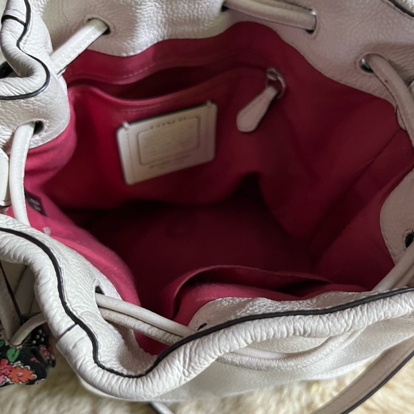 Authentic Coach Drawstring Crossbody Petal Bag Pebble Leather Chalk White EUC - Picture 10 of 15